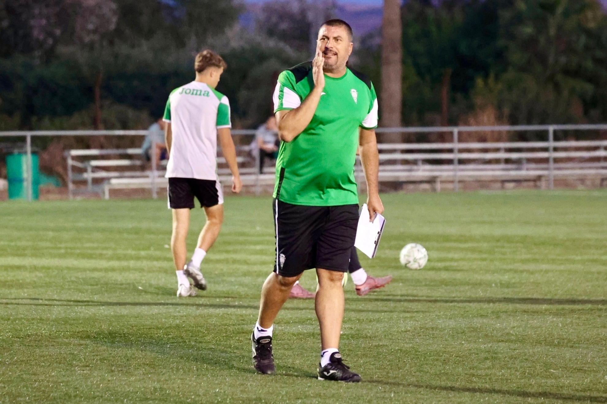 El líder del Grupo A visita al colista